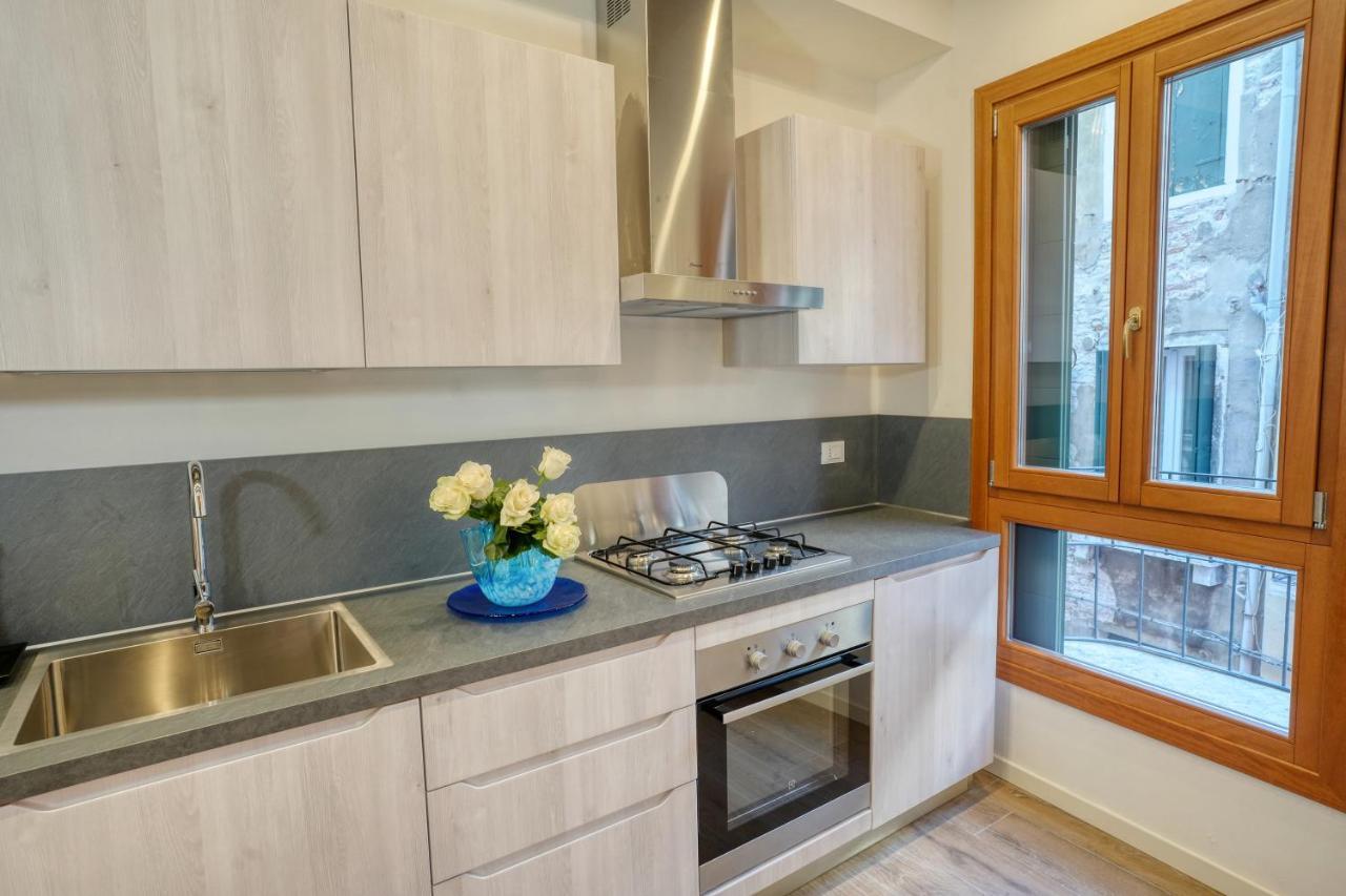 Ecco Suites Apartments Венеция Екстериор снимка