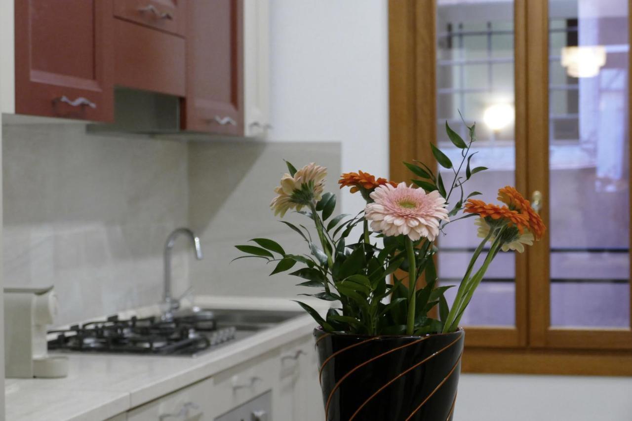 Ecco Suites Apartments Венеция Екстериор снимка