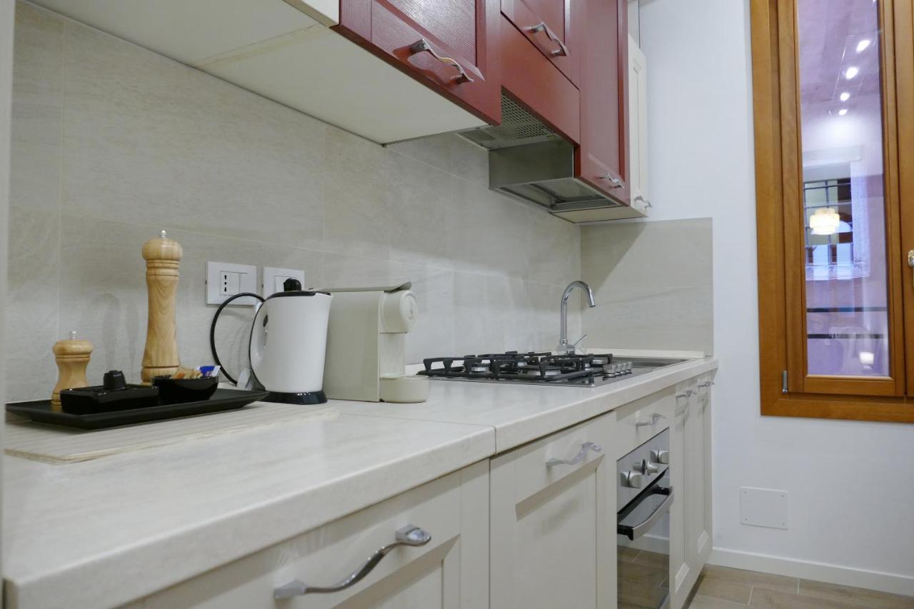 Ecco Suites Apartments Венеция Екстериор снимка